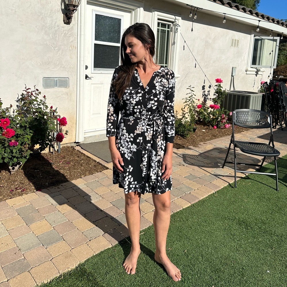 NWT Gorgeous White House Black Market Button Up Floral Dress Women’s S.